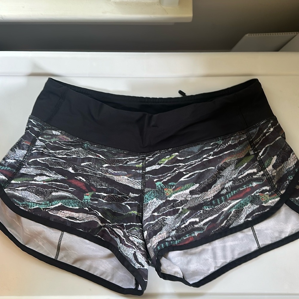 Lululemon speed up short lined 2.5
